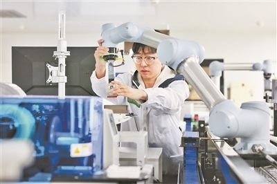 廣東省深圳市科研人員在實驗室調試智能機器人。視覺中國供圖