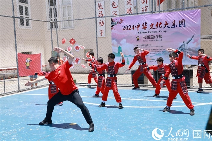 舞蹈《秦王點(diǎn)兵》通過(guò)生動(dòng)的舞步展現(xiàn)了千年前秦俑的雄威與風(fēng)采，氣勢(shì)磅礴，彰顯了古代中華軍魂。人民網(wǎng)記者 陳海琪攝