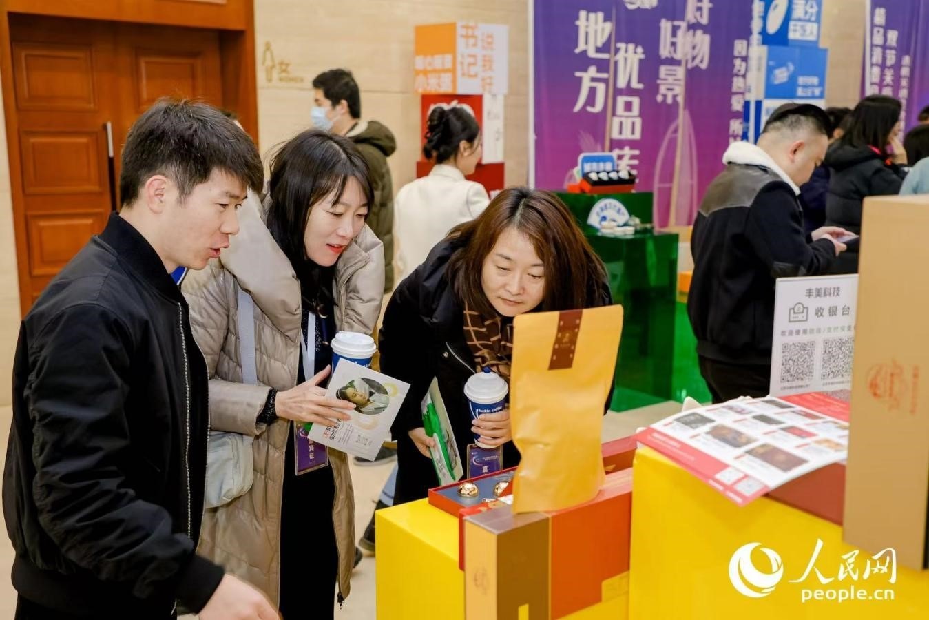 “精品消費(fèi)月·雙節(jié)關(guān)愛季”專項(xiàng)工作首站活動現(xiàn)場。