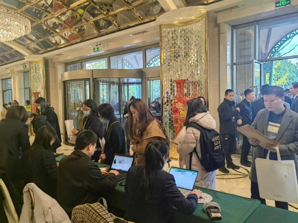 12月12日，第十批國家組織藥品集中帶量采購現(xiàn)場。新華社記者龔雯 攝