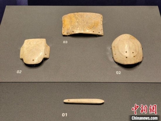 12月14日，“文明先鋒—凌家灘文化玉器展”在故宮博物院文華殿開幕。圖為展覽現(xiàn)場的玉龜、玉版和玉簽。 中新社記者 應(yīng)妮 攝