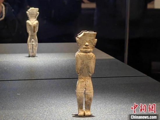 12月14日，“文明先鋒—凌家灘文化玉器展”在故宮博物院文華殿開幕。圖為展覽現(xiàn)場的立姿玉人。 中新社記者 應(yīng)妮 攝