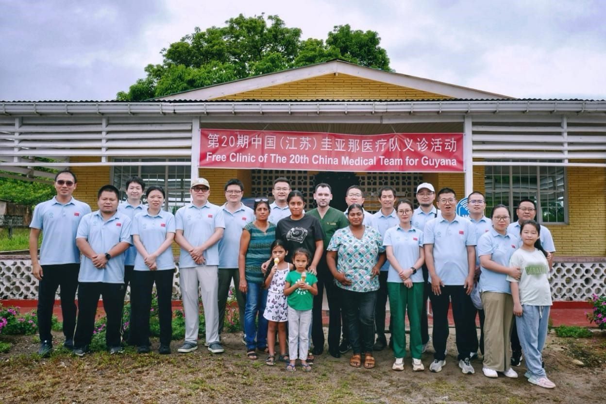 第20期中國(guó)（江蘇）援圭亞那醫(yī)療隊(duì)在圭偏遠(yuǎn)的林登高速社區(qū)開(kāi)展義診后，與部分當(dāng)?shù)鼐用窈嫌啊?中國(guó)援圭醫(yī)療隊(duì)供圖