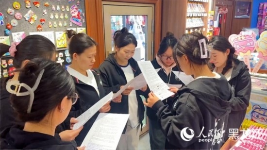 工會組織企業(yè)職工開展技能培訓活動。人民網(wǎng)記者 張哲鑫攝