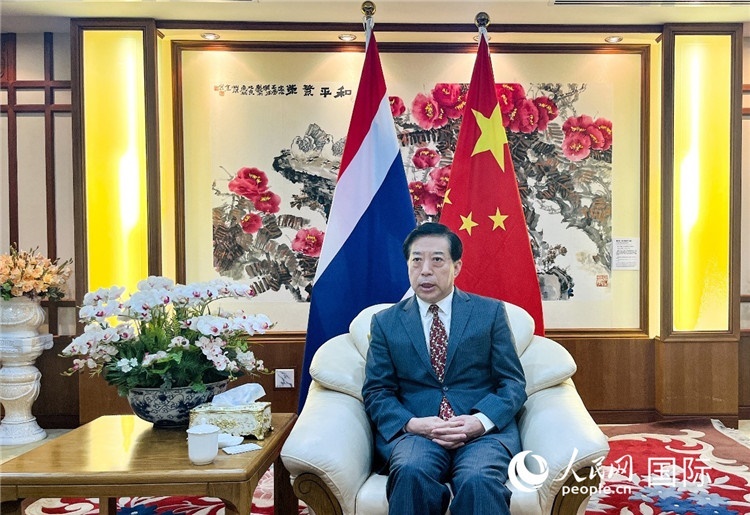 2024年12月10日，中國駐泰國大使韓志強在泰國曼谷接受中國—東盟中心（ACC）組織的“多彩東盟：2024年中國媒體東盟行”媒體團采訪。人民網(wǎng)記者 羨江楠攝