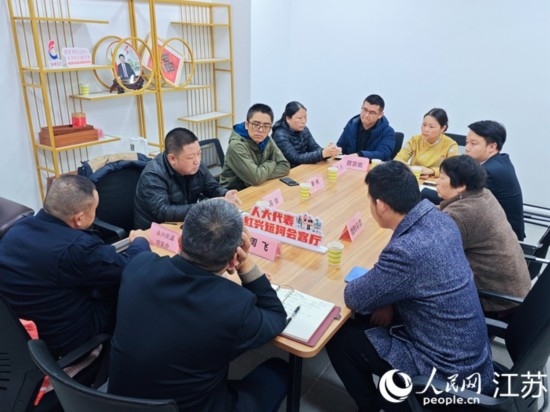 “紅興會客廳”，一場助企紓困協(xié)調(diào)會正在進行。人民網(wǎng) 徐晨曦攝