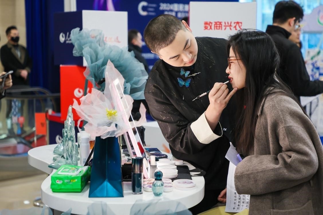 美妝展位化妝師為嘉賓一對一化妝。林文松攝