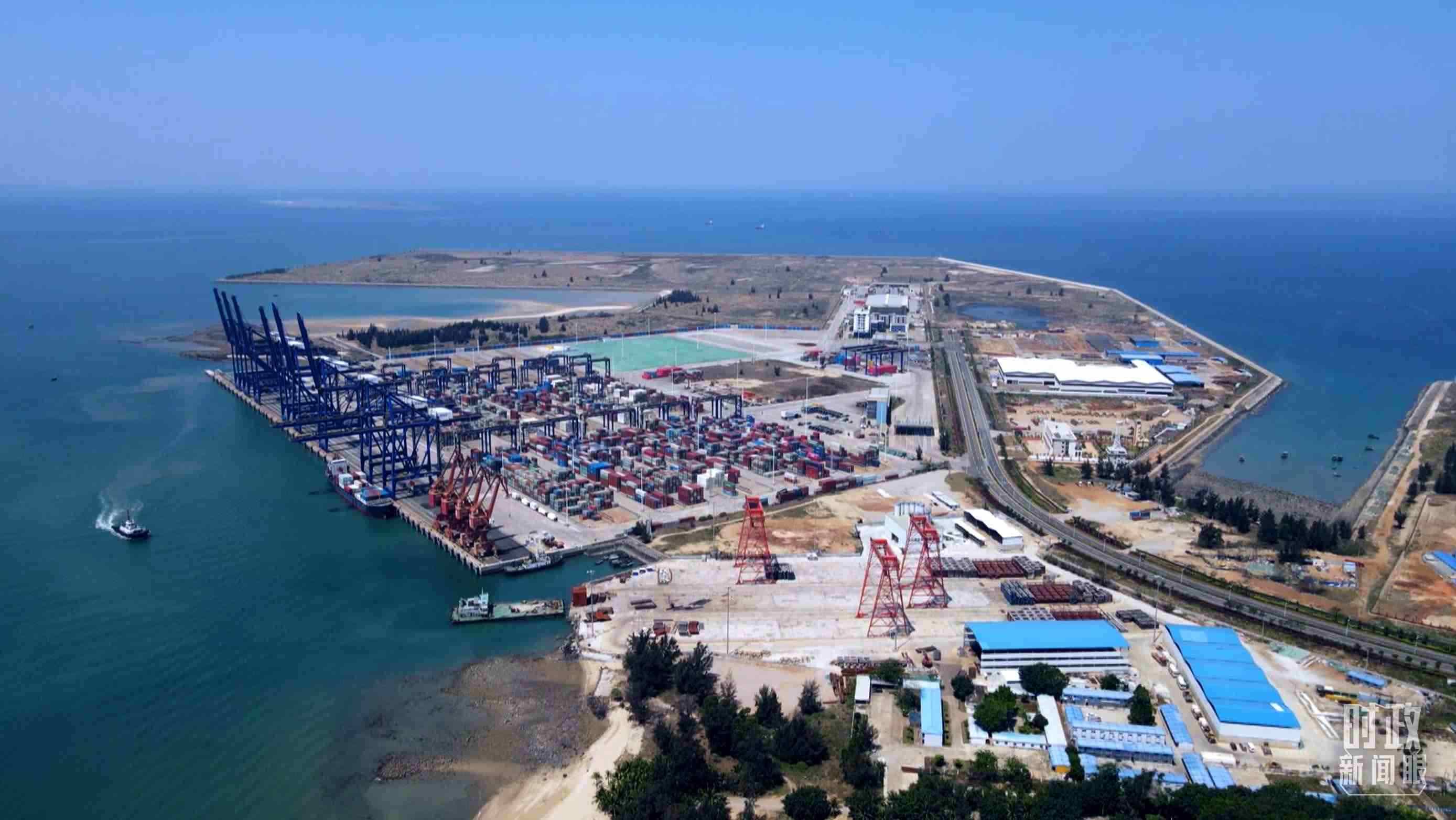 俯瞰海南洋浦港口。（總臺(tái)記者葉飛拍攝）