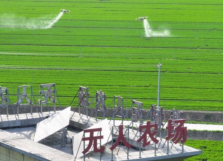 2024年3月19日，在安徽省亳州市譙城區(qū)趙橋鄉(xiāng)雙樓村的無(wú)人農(nóng)場(chǎng)，農(nóng)業(yè)無(wú)人機(jī)按照事先設(shè)定好的線路進(jìn)行作業(yè)（無(wú)人機(jī)照片）。新華社記者 杜宇 攝