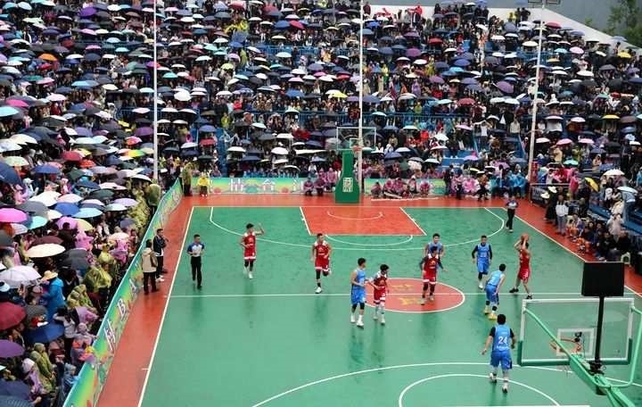 2024年5月1日，人們?cè)谫F州省黔東南苗族侗族自治州臺(tái)江縣臺(tái)盤鄉(xiāng)臺(tái)盤村觀看“村BA”球王爭(zhēng)霸賽。 新華社發(fā)（余天英 攝）