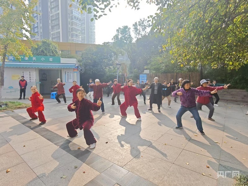 長虹路社區(qū)一家親驛站廣場上市民們打八段錦（央廣網(wǎng)記者 王錫斐 攝）