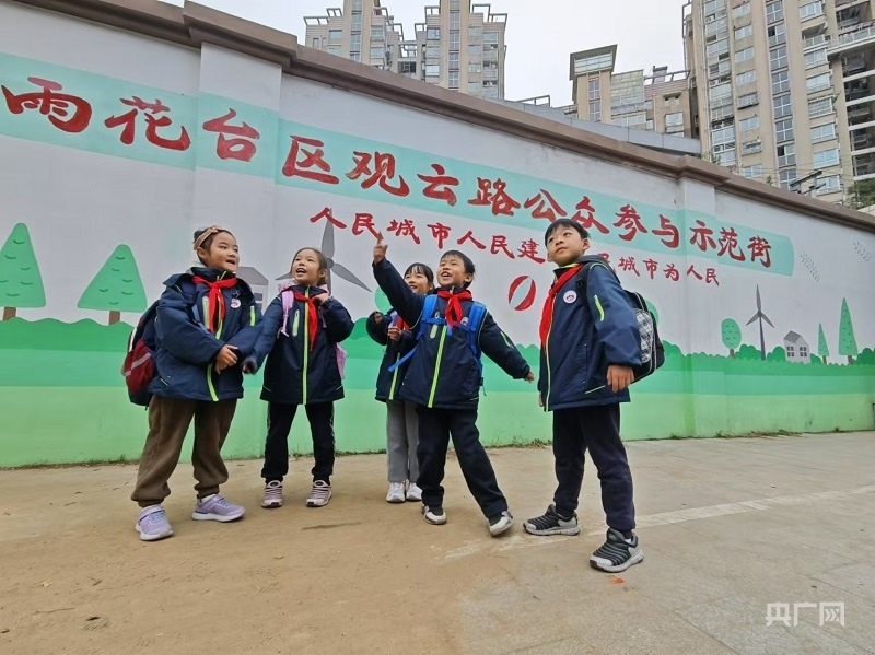 南京市雨花臺區(qū)實驗小學(xué)學(xué)生放學(xué)路上（央廣網(wǎng)記者 王錫斐 攝）