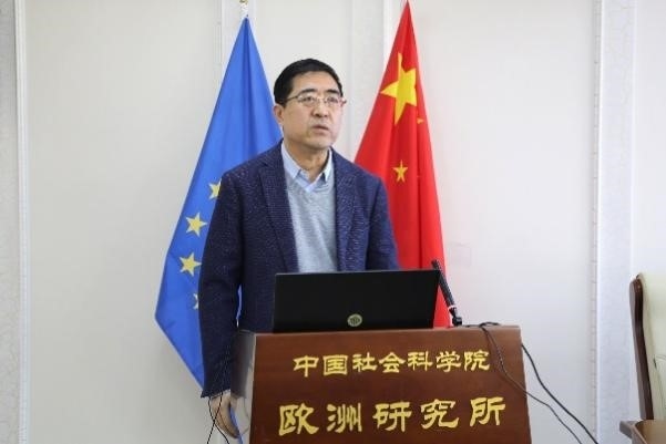 中國(guó)社會(huì)科學(xué)院歐洲研究所所長(zhǎng)、《歐洲發(fā)展報(bào)告（2023～2024）》主編馮仲平研究員致辭。吳迪攝