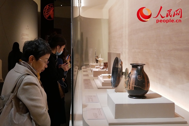 11月13日，觀眾正在國(guó)博參觀“美的多元——古希臘的藝術(shù)與生活”展。人民網(wǎng)記者 韋衍行攝