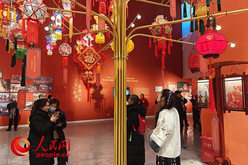 12月21日，觀眾正在參觀“過年——春節(jié)主題展”。人民網(wǎng)記者 韋衍行攝