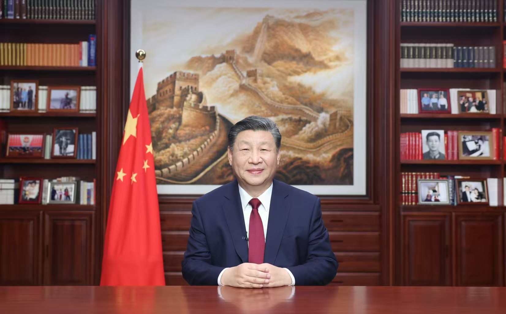 2023年12月31日，新年前夕，國(guó)家主席習(xí)近平通過中央廣播電視總臺(tái)和互聯(lián)網(wǎng)，發(fā)表二〇二四年新年賀詞。圖片來(lái)源：新華社