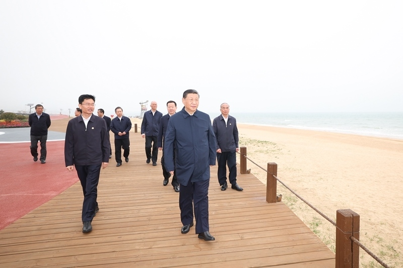 2024年5月22日，習(xí)近平總書(shū)記在山東日照陽(yáng)光海岸綠道考察。