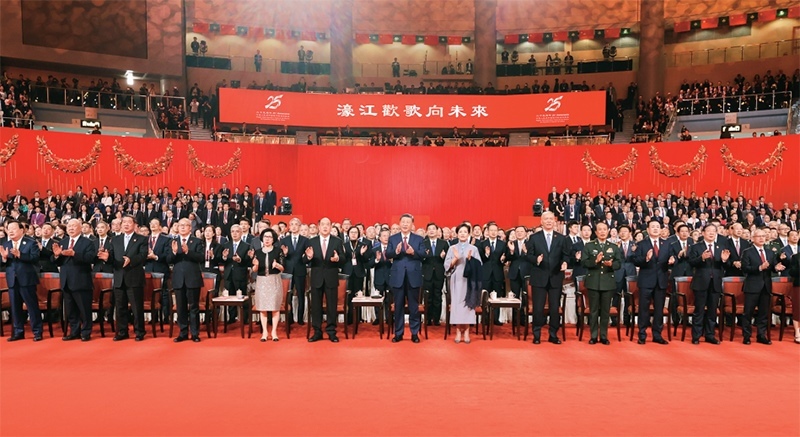 2024年12月19日晚，慶祝澳門回歸祖國25周年文藝晚會在澳門東亞運動會體育館舉行。中共中央總書記、國家主席、中央軍委主席習近平觀看演出。晚會最后，習近平同全場觀眾一起高唱《歌唱祖國》。 新華社記者 丁林/攝