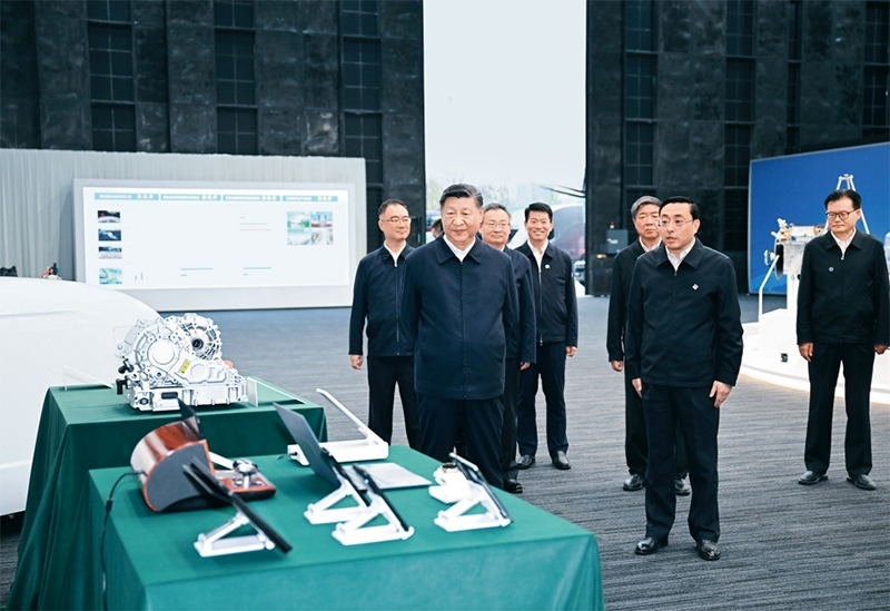 2024年10月17日至18日，中共中央總書記、國家主席、中央軍委主席習近平在安徽考察。這是17日下午，習近平在合肥濱湖科學城察看安徽省重大科技創(chuàng)新成果集中展示。 新華社記者 謝環(huán)馳/攝