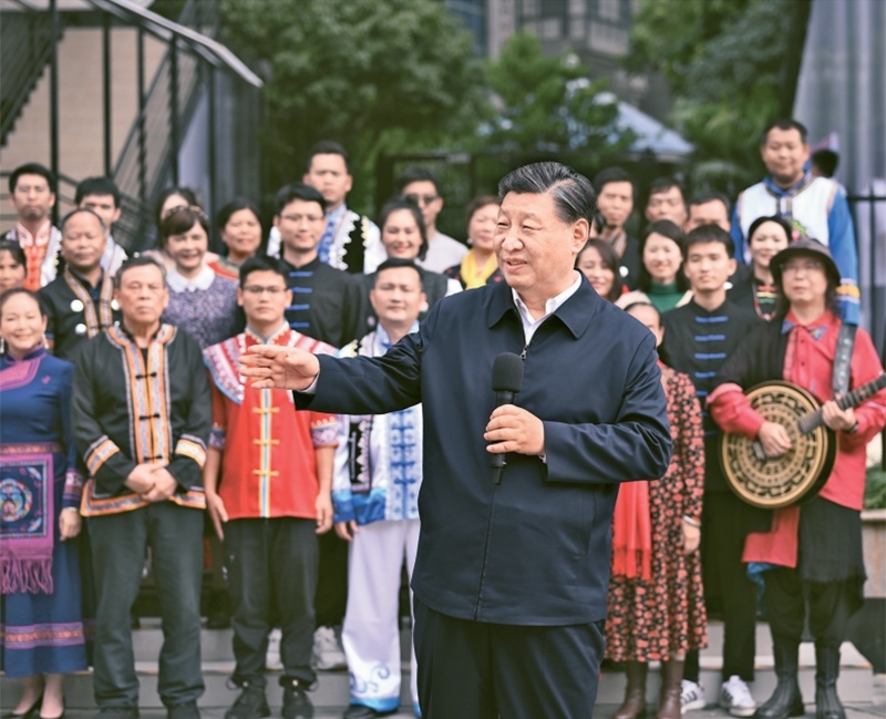 2023年12月14日至15日，中共中央總書記、國家主席、中央軍委主席習近平在廣西考察。這是14日上午，習近平在南寧市良慶區(qū)蟠龍社區(qū)考察時，同社區(qū)各族群眾親切交流。 新華社記者 燕雁/攝