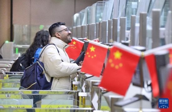 1月2日，國(guó)外旅客通過(guò)大興機(jī)場(chǎng)邊檢站入境。新華社記者 李欣 攝