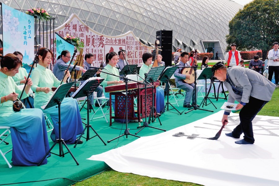 江南絲竹專場(chǎng)音樂會(huì)與書法家的地書表演在上海辰山植物園的“城市美育日”活動(dòng)現(xiàn)場(chǎng)上演（2024 年 3 月 30 日攝）劉穎攝 / 本刊