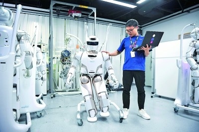 廣東深圳，一家公司的工作人員對人形機器人進(jìn)行測試。新華社發(fā)