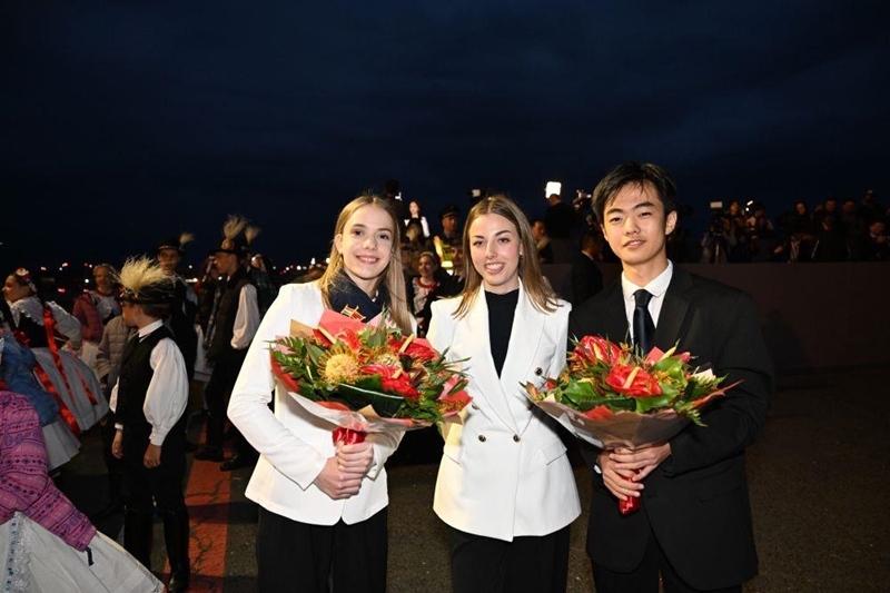 當?shù)貢r間2024年5月8日晚，在匈牙利布達佩斯國際機場，匈牙利姑娘歐拉·塔瑪拉（中）與匈中雙語學校兩名參加歡迎儀式的學生合影。