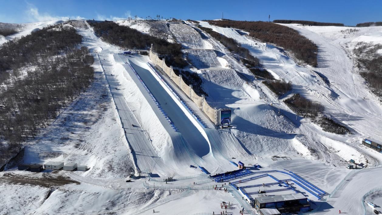 2024-2025賽季國際雪聯(lián)自由式滑雪和單板滑雪U型場地技巧世界杯比賽場地。人民網(wǎng)記者 李兆民攝