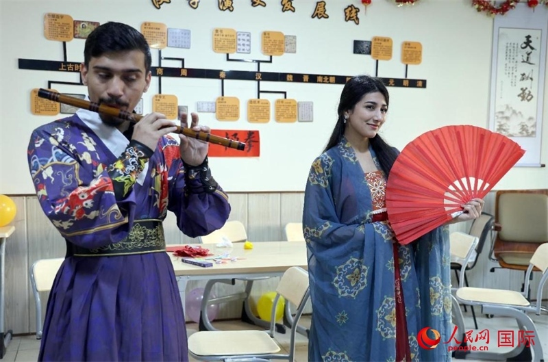 薩拉赫丁大學(xué)中文系學(xué)生們展示才藝。人民網(wǎng)伊納斯·易卜拉欣攝