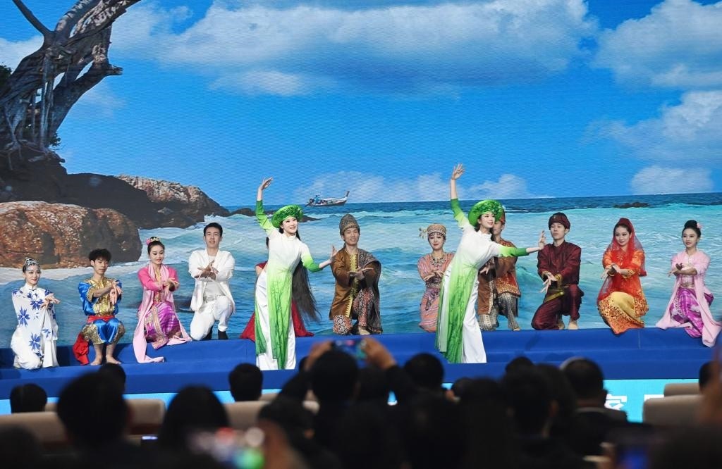 這是1月16日，在南寧國際會展中心，演員在“世界市長對話·南寧”活動間隙表演節(jié)目。新華社記者 陸波岸 攝