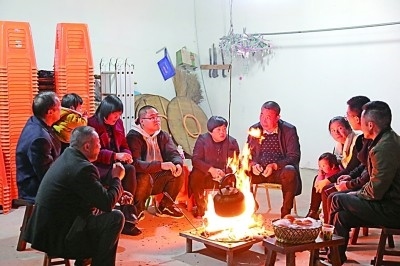 為討論蜜梨產(chǎn)業(yè)發(fā)展事宜，鸕鳥(niǎo)鎮(zhèn)開(kāi)展“圍爐夜話”。資料圖片