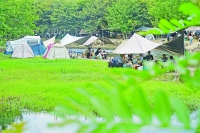 徑山鎮(zhèn)一家露營(yíng)基地迎來(lái)眾多游客。新華社發(fā)