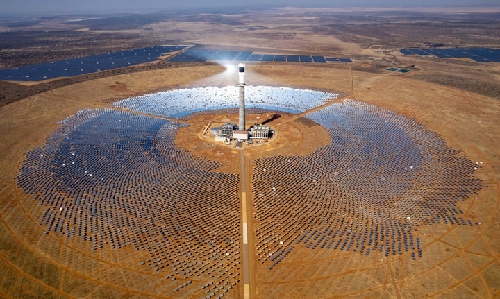 這是2024年8月20日在南非北開普省拍攝的由中國電建集團(tuán)山東電建三公司承建的南非紅石100兆瓦塔式熔鹽光熱電站項(xiàng)目（無人機(jī)照片）。該項(xiàng)目是撒哈拉以南非洲首個塔式熔鹽光熱電站項(xiàng)目，也是南非最大可再生能源投資項(xiàng)目之一。新華社記者 張譽(yù)東 攝