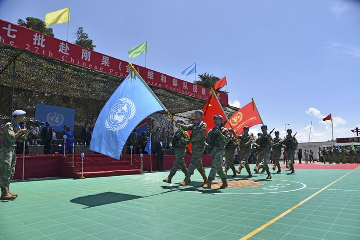 2024年4月9日，在剛果（金）南基伍省布卡武市的中國半島營區(qū)，中國第27批赴剛果（金）維和部隊官兵被授予聯(lián)合國“和平勛章”。新華社發(fā)（中國第27批赴剛果（金）維和部隊供圖）