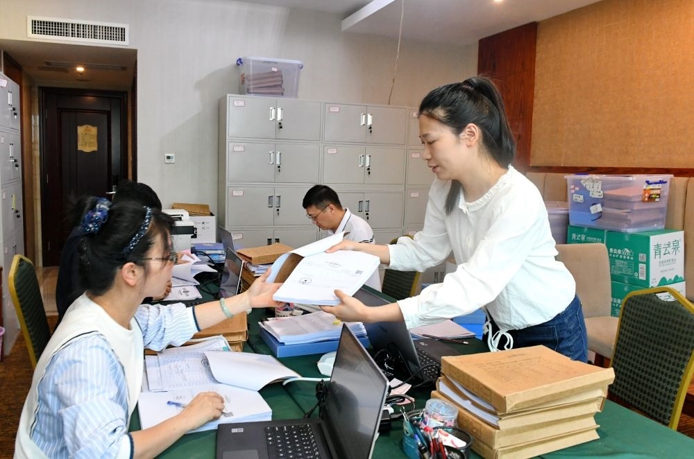 福州市委巡察機(jī)構(gòu)對(duì)全市法院系統(tǒng)開展提級(jí)聯(lián)動(dòng)交叉巡察。在永泰縣駐地，巡察組工作人員查看財(cái)務(wù)憑證（2024年5月21日攝）。新華社記者 林善傳 攝