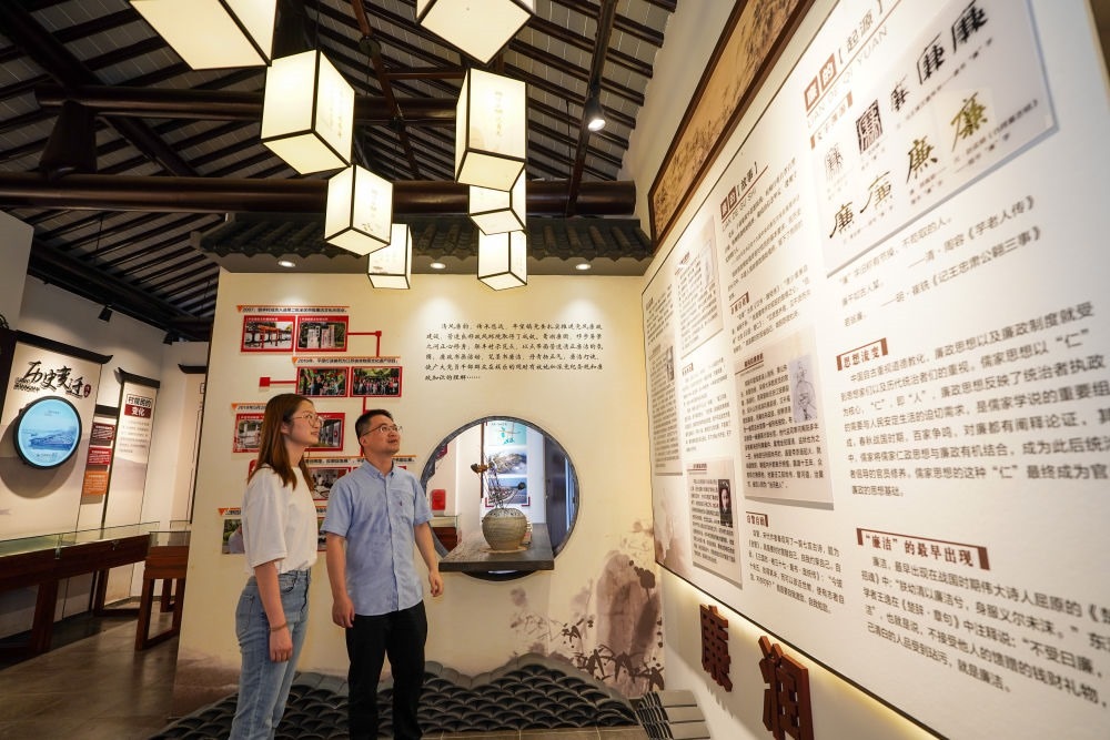 參觀者在蘇州市吳江區(qū)平望鎮(zhèn)廉潔教育基地鶯湖廉園內(nèi)參觀（2024年7月4日攝）。新華社記者 李博 攝