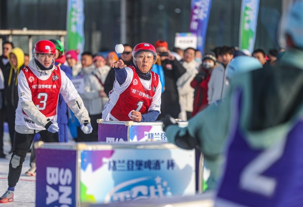 2024年12月30日，選手在“2024—2025遼寧省全民雪合戰(zhàn)冠軍賽”中“打雪仗”。新華社記者 潘昱龍 攝