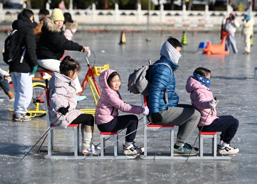 2025年1月19日，在北京什剎海冰場，小朋友和家長一起體驗冰上運動。新華社記者 張晨霖 攝