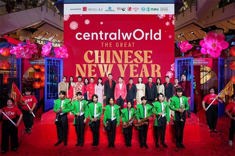 中泰嘉賓在活動開幕式上合影留念?；顒又鬓k方供圖