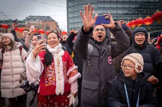 當(dāng)?shù)厝A僑華人踴躍體驗中國廟會。中國駐芬蘭大使館供圖