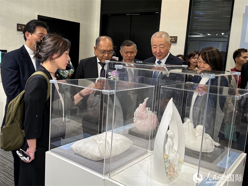嘉賓在參觀(guān)展覽。 人民網(wǎng)記者 章念生攝