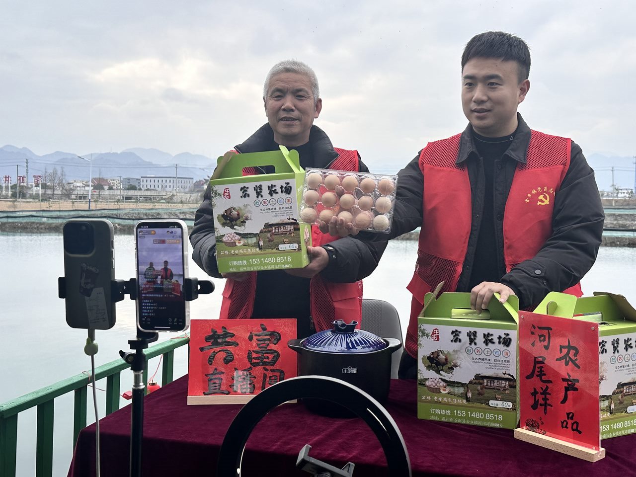 在蒼南金鄉(xiāng)鎮(zhèn)，永興、半浹連、河尾垟?shù)犬斈晔転牡呐R近村落，正連片建設美麗江南水鄉(xiāng)新景。圖為河尾垟村設在河邊的“共富直播間”。金鄉(xiāng)鎮(zhèn) 供圖