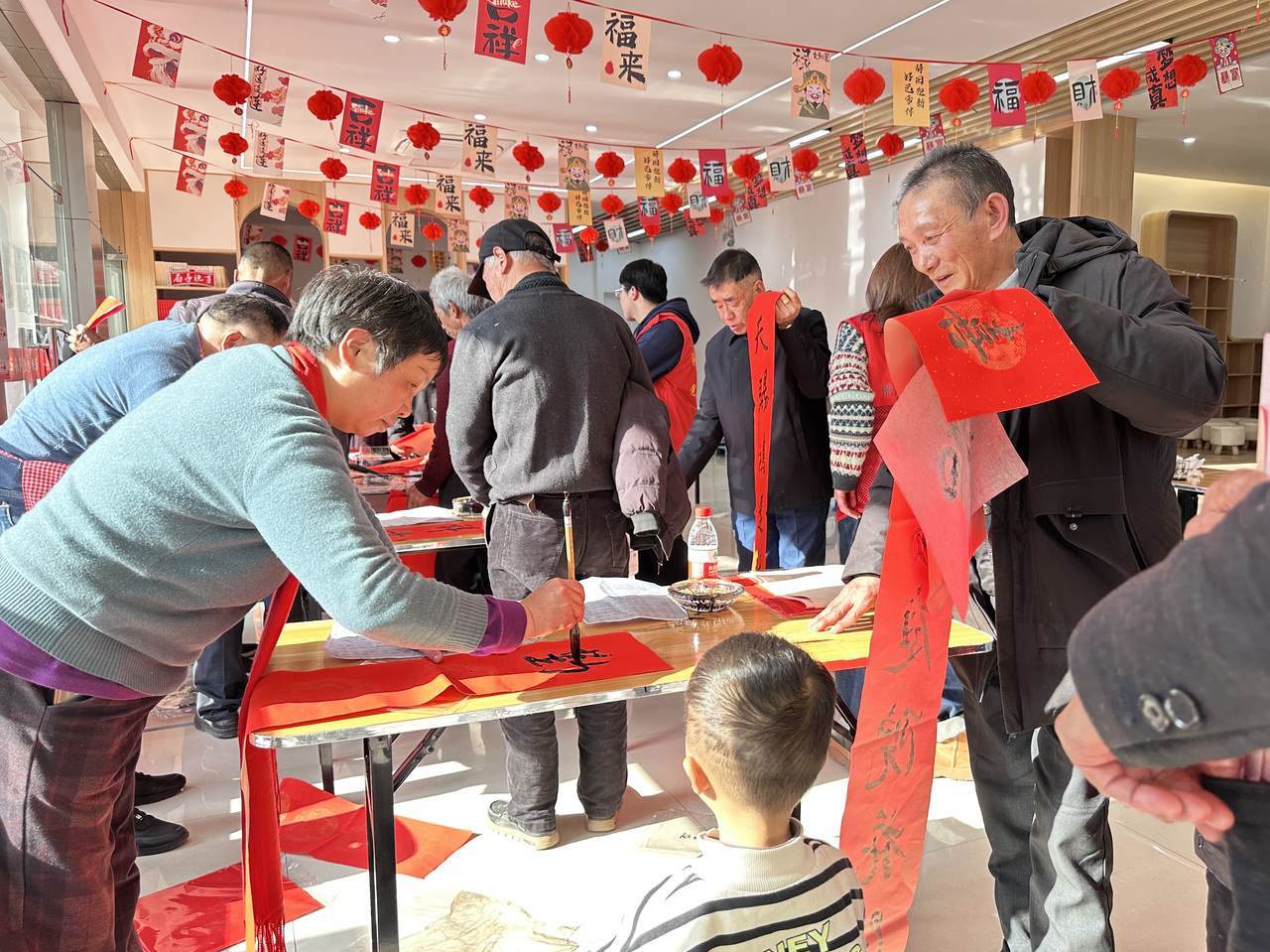 今年春節(jié)前夕，慶元縣濛洲街道同濟新村，一場送春聯(lián)活動熱鬧舉行。慶元縣融媒體中心 供圖