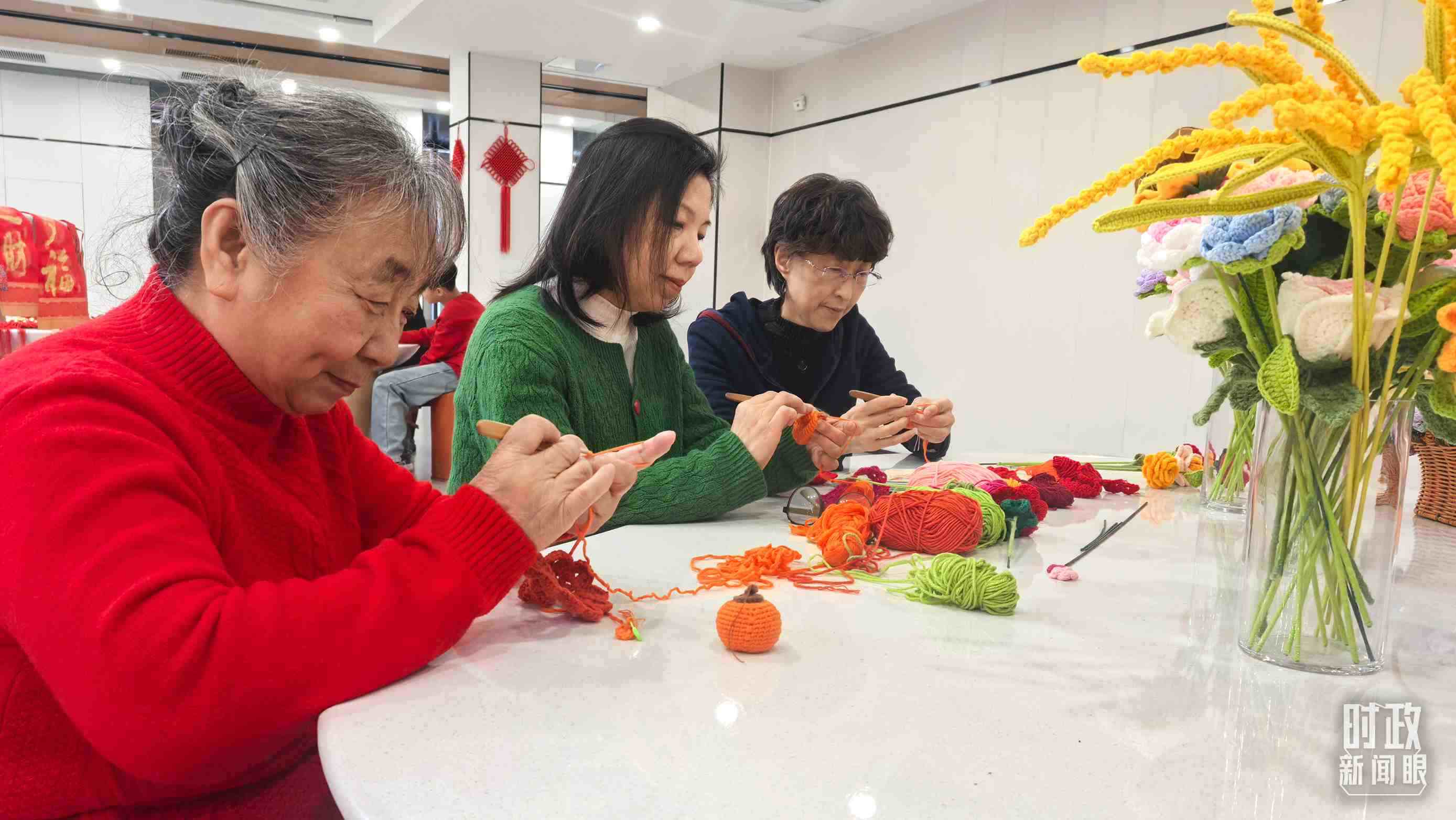 長(zhǎng)安社區(qū)黨群服務(wù)中心里，居民們正在制作手工藝品。（總臺(tái)央視記者鐘銳拍攝）