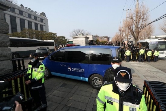  1月21日，尹錫悅乘坐的車輛進(jìn)入韓國首爾的憲法法院。新華社記者姚琪琳攝