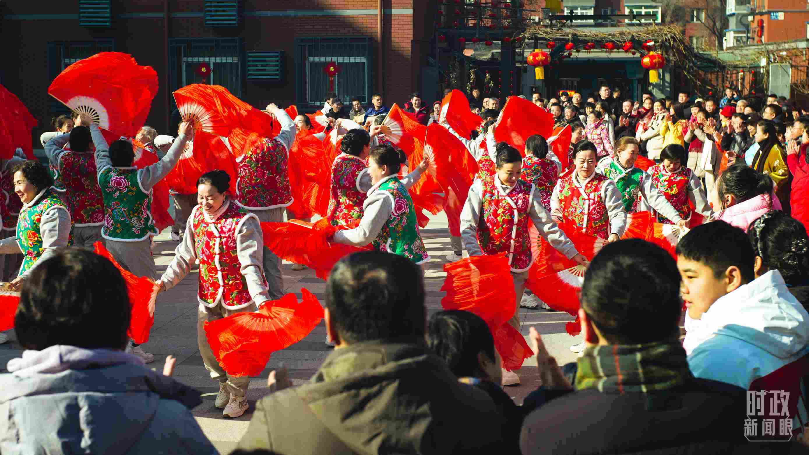 長(zhǎng)安小區(qū)文化廣場(chǎng)上，居民們扭起歡快的秧歌。（總臺(tái)央視記者彭漢明拍攝）