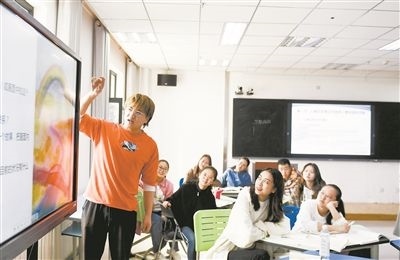 圖為青海民族大學(xué)師范學(xué)院學(xué)生使用互動屏幕進行課堂交流。新華社記者 張龍攝