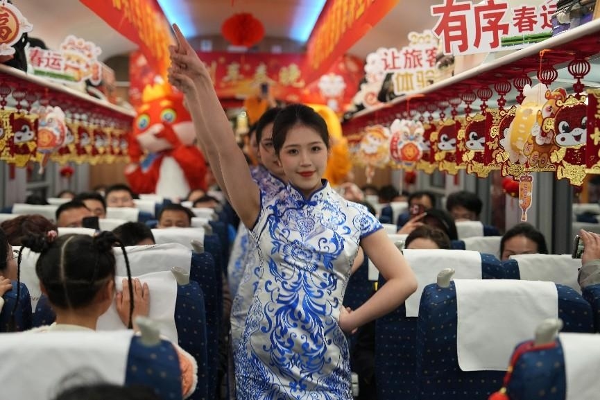 列車(chē)乘務(wù)員身穿青花瓷元素服飾表演節(jié)目。人民網(wǎng) 歐陽(yáng)易佳攝