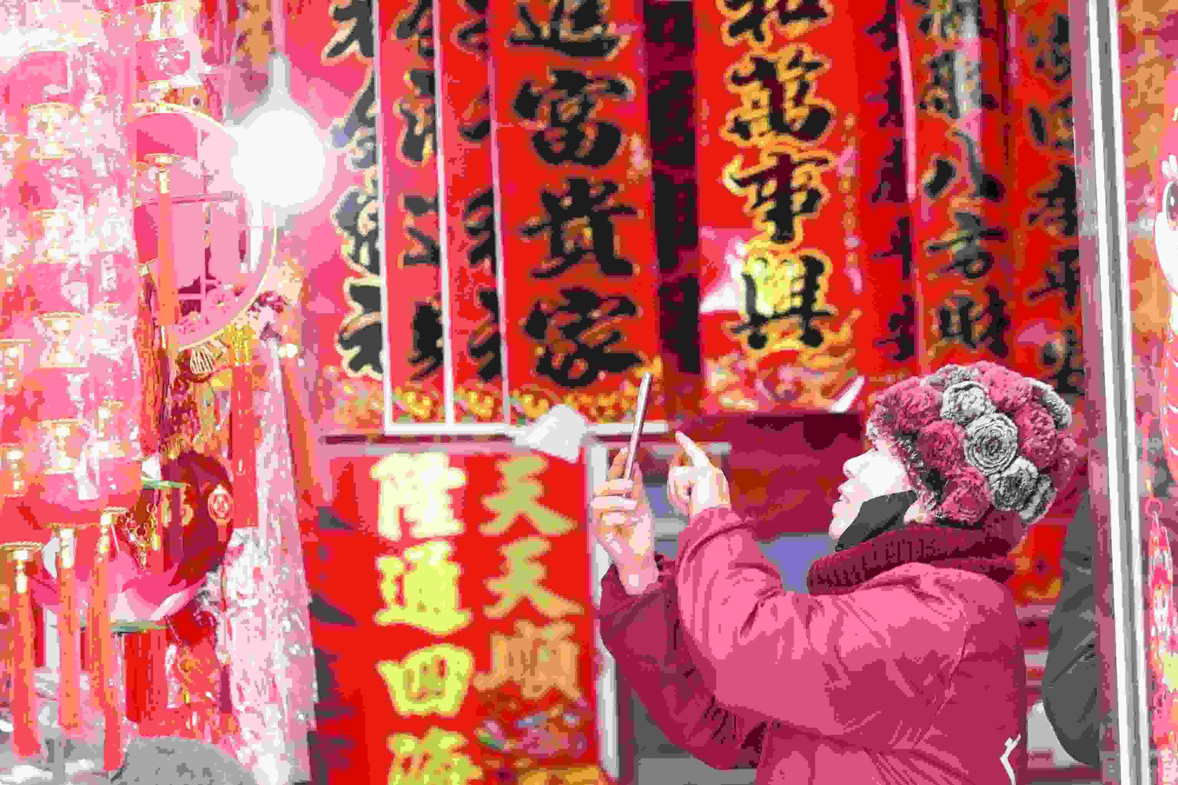 2025年1月5日，在山東省高密市夏莊鎮(zhèn)東李家村，商戶通過手機在網(wǎng)上推銷新春飾品。